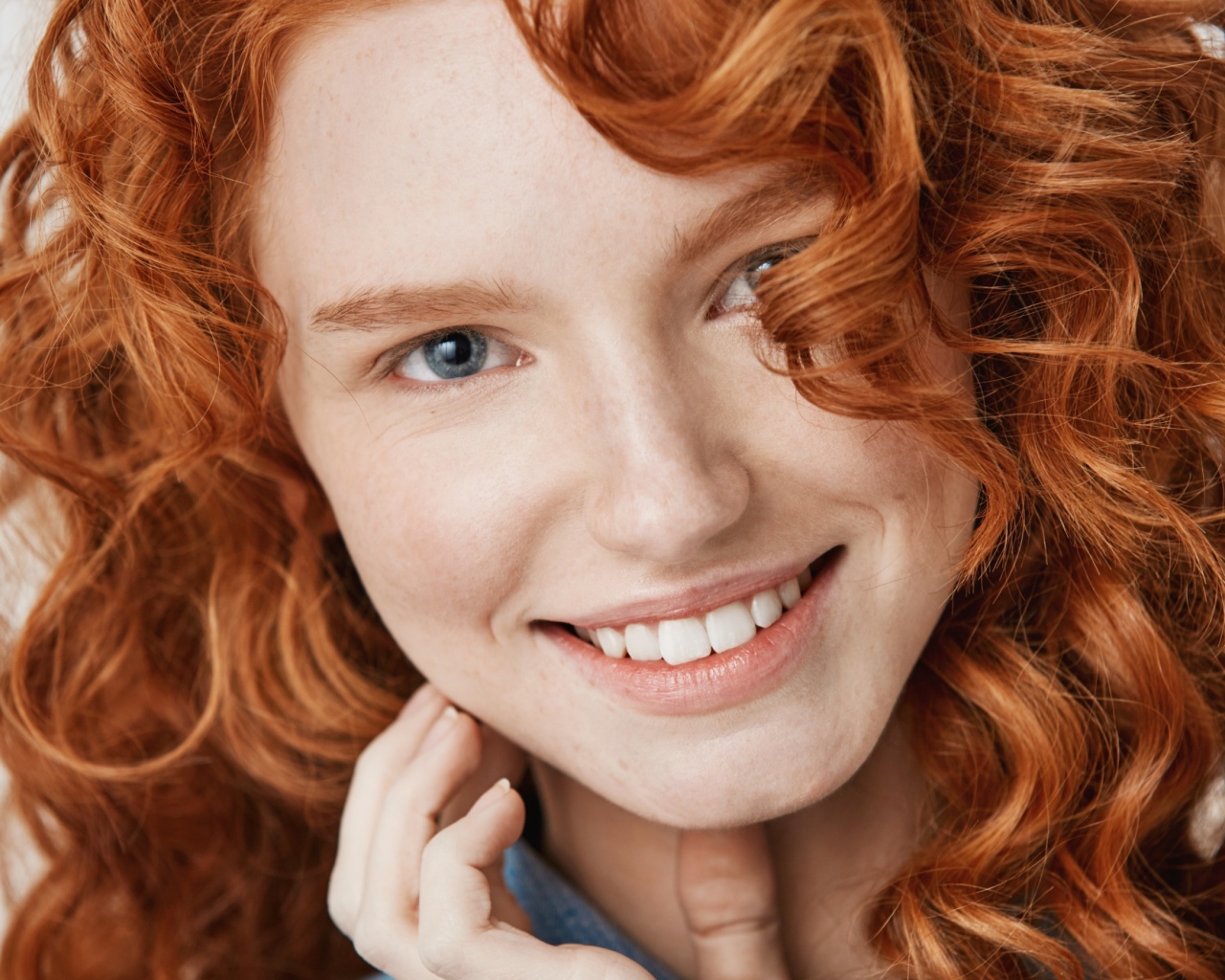 Улыбающаяся рыжеволосая девушка лицо крупным планом