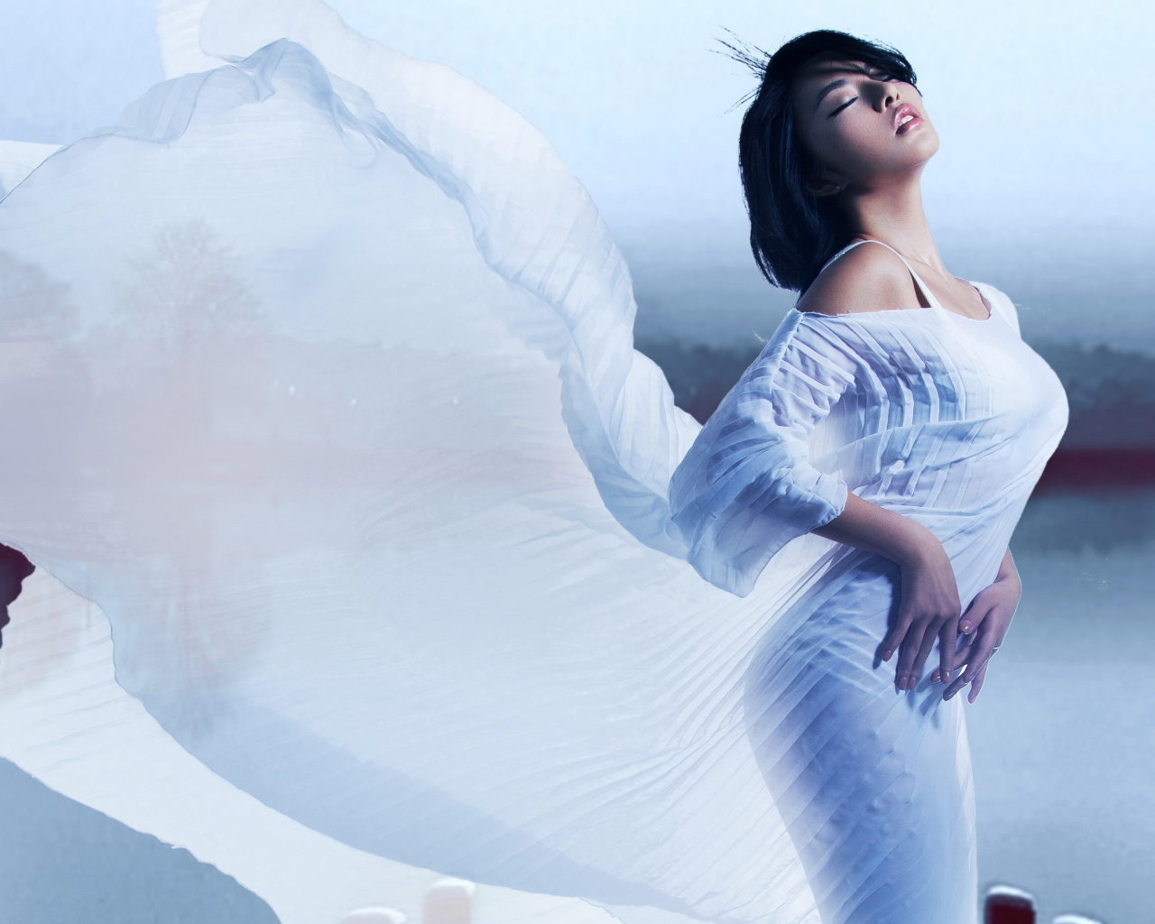 Стильная девушка азиатка в красивом белом платье 