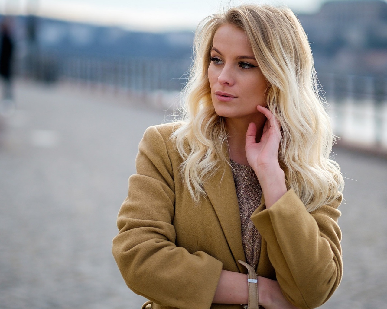 Стильная блондинка в пальто 
