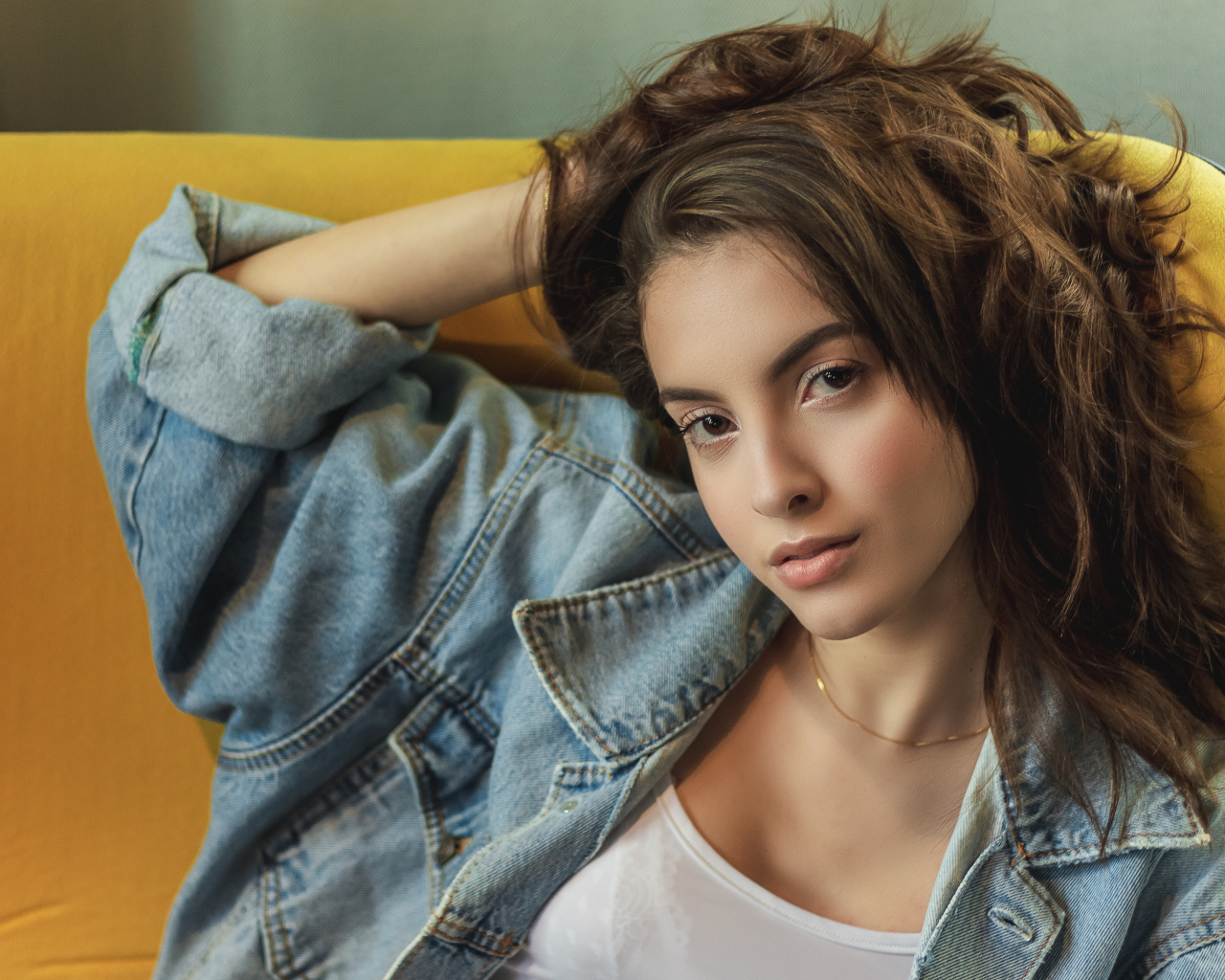 Стильная кареглазая девушка в джинсовой куртке