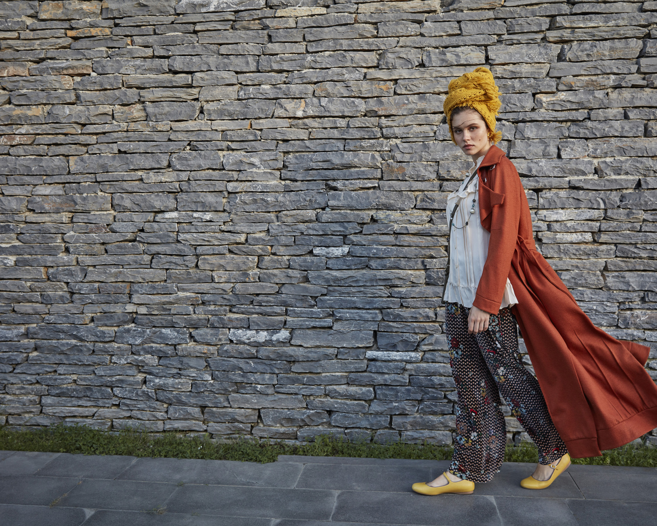 Стильная девушка на фоне стены 