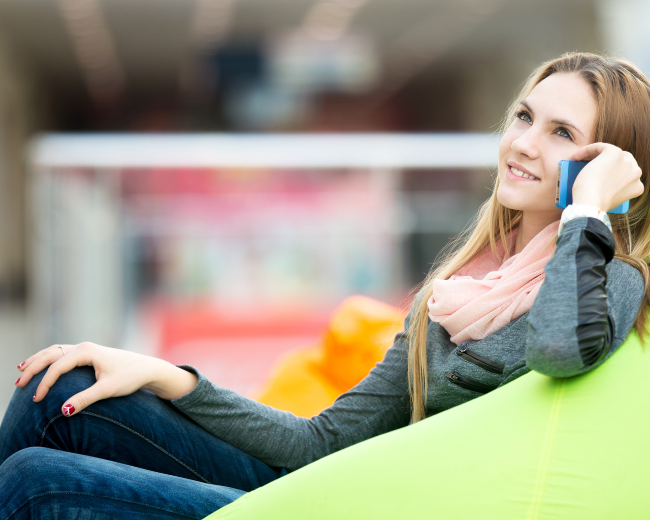 Стильная девушка разговаривает по телефону