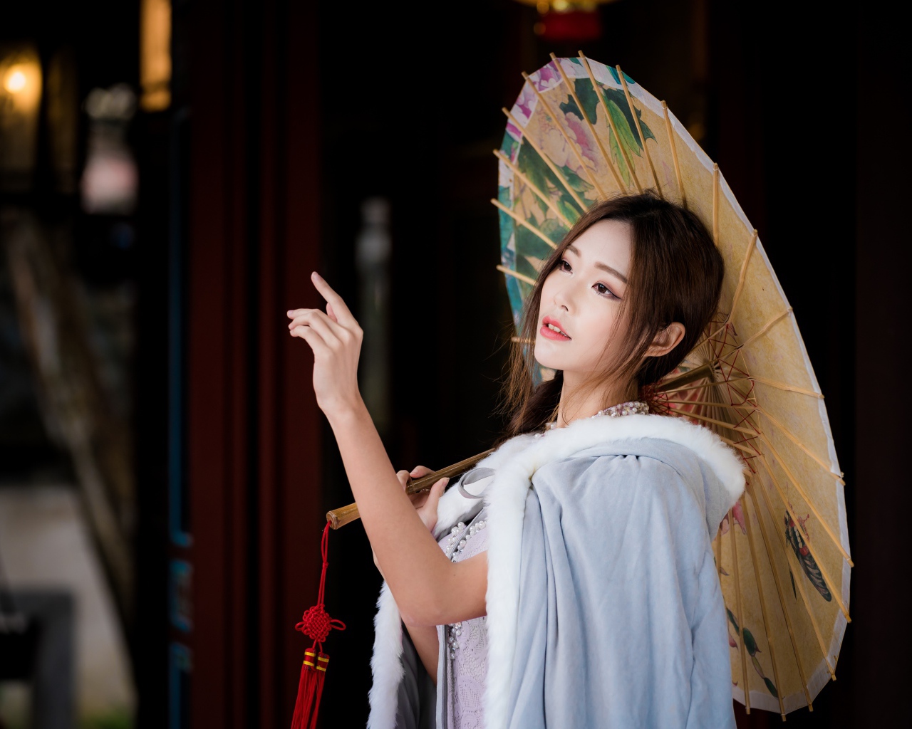 Нежная азиатка с зонтиком в руках