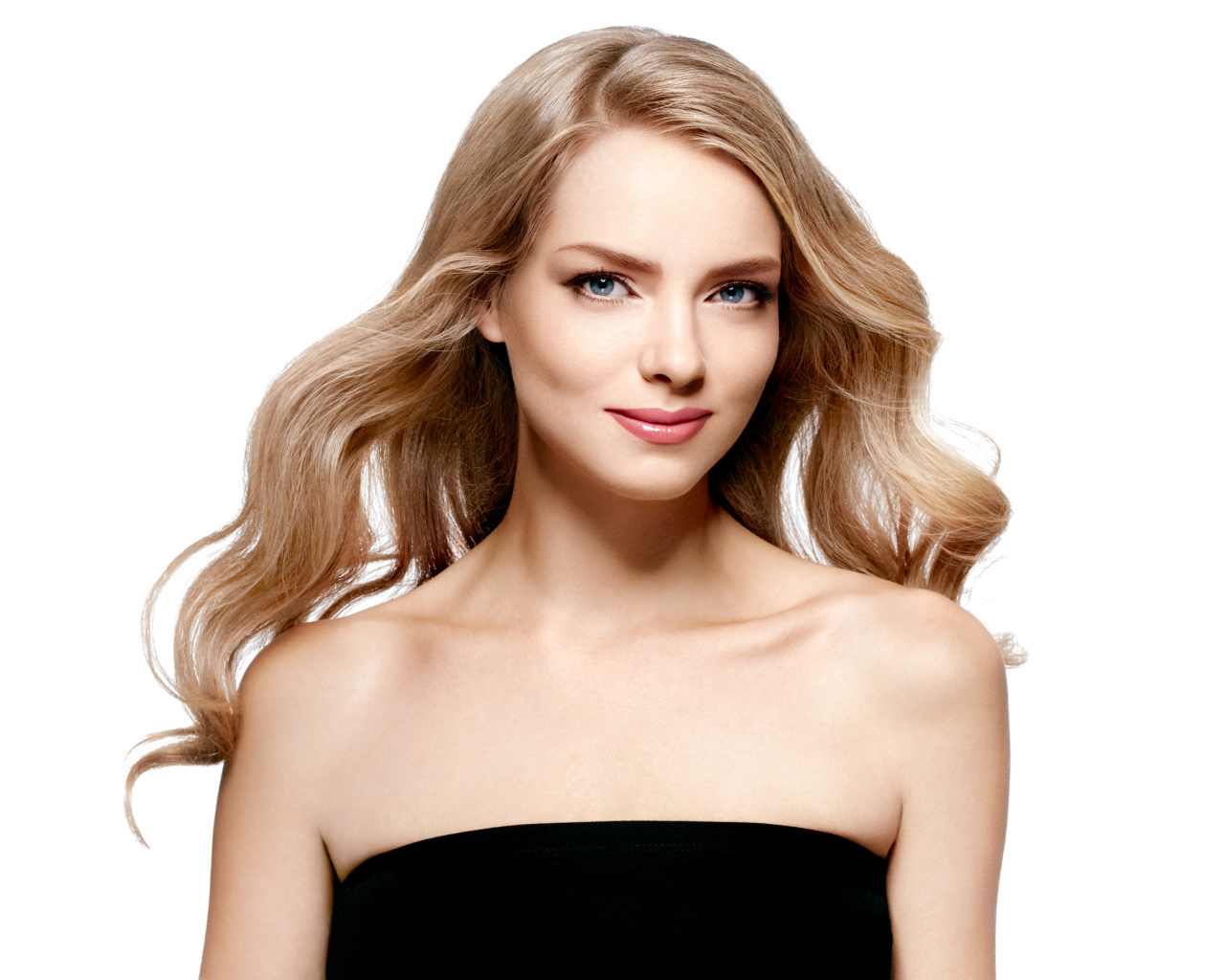 Нежная голубоглазая блондинка в черном платье на белом фоне