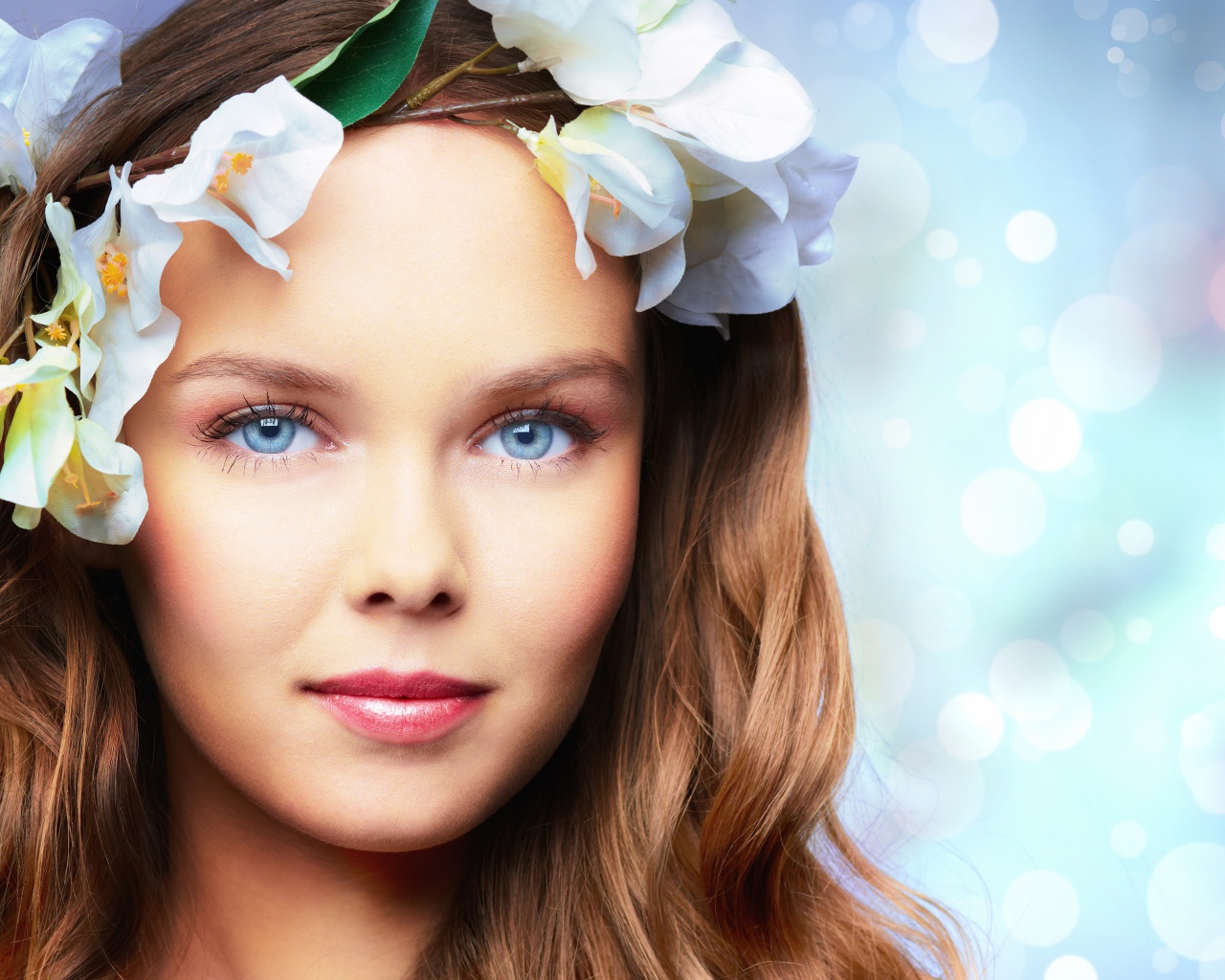 Нежная голубоглазая девушка с цветами в волосах 