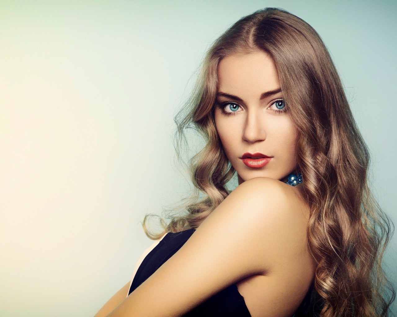 Нежная голубоглазая девушка с длинными волосами