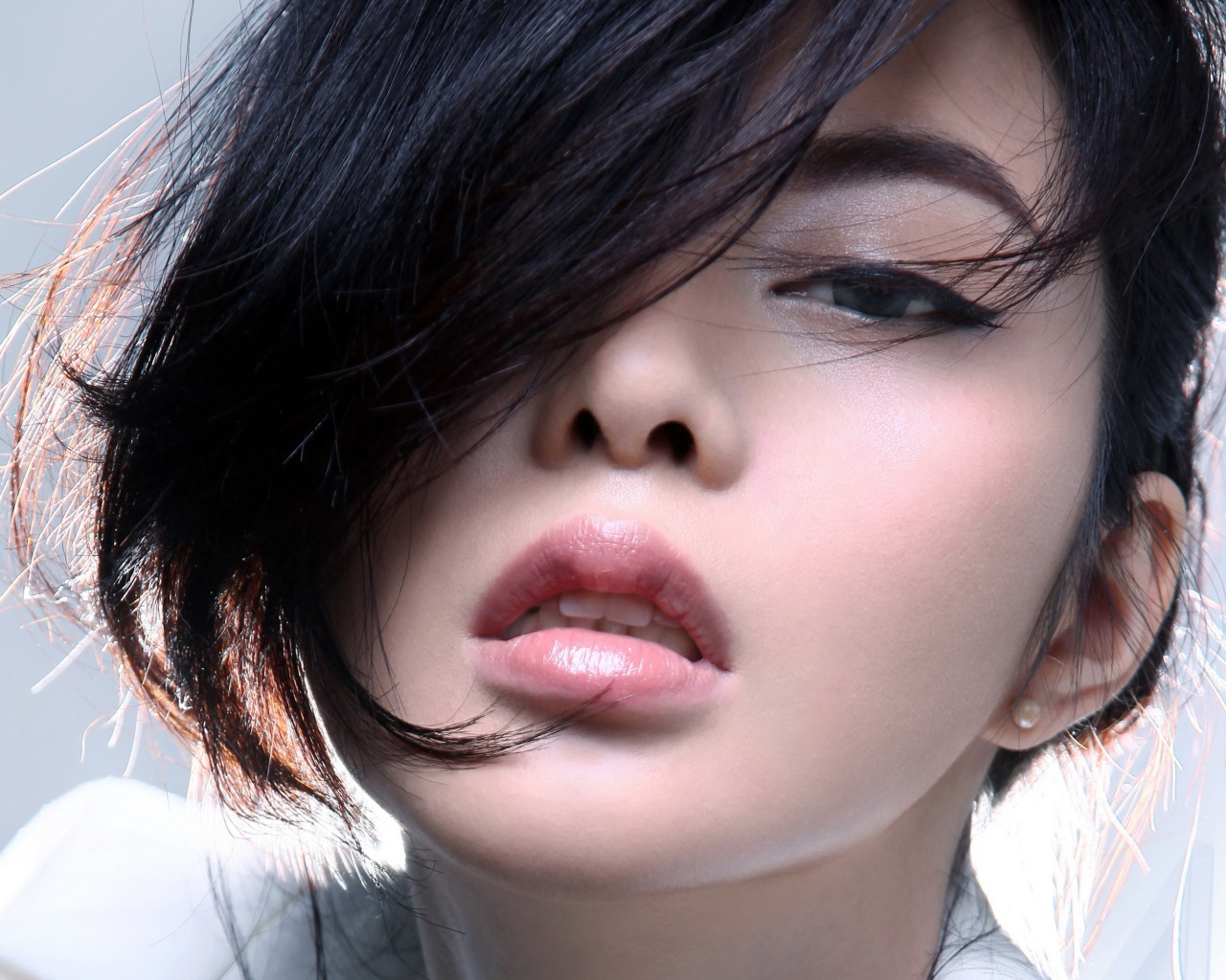 Нежная девушка шатенка лицо крупным планом