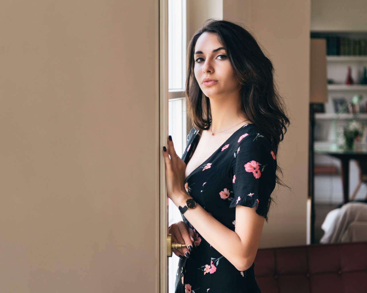 Нежная девушка в платье у окна 