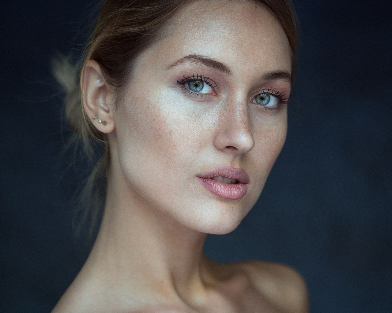 Нежная зеленоглазая девушка крупным планом