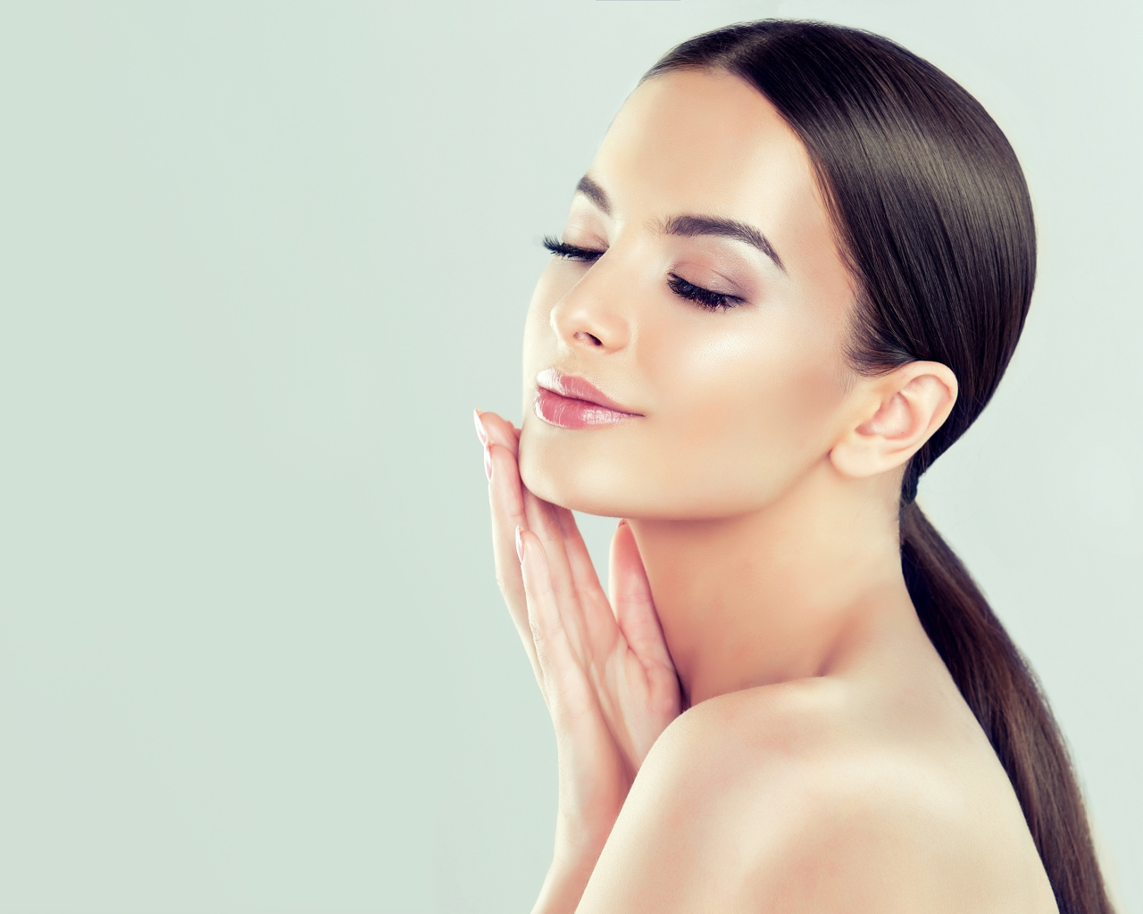 Нежная длинноволосая девушка с закрытыми глазами