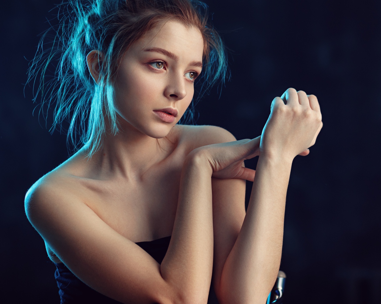 Нежная задумчивая грустная девушка 