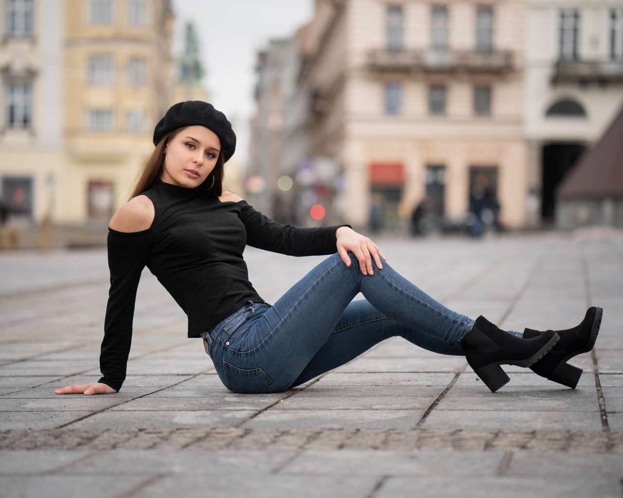 Девушка в черном берете лежит на дороге 