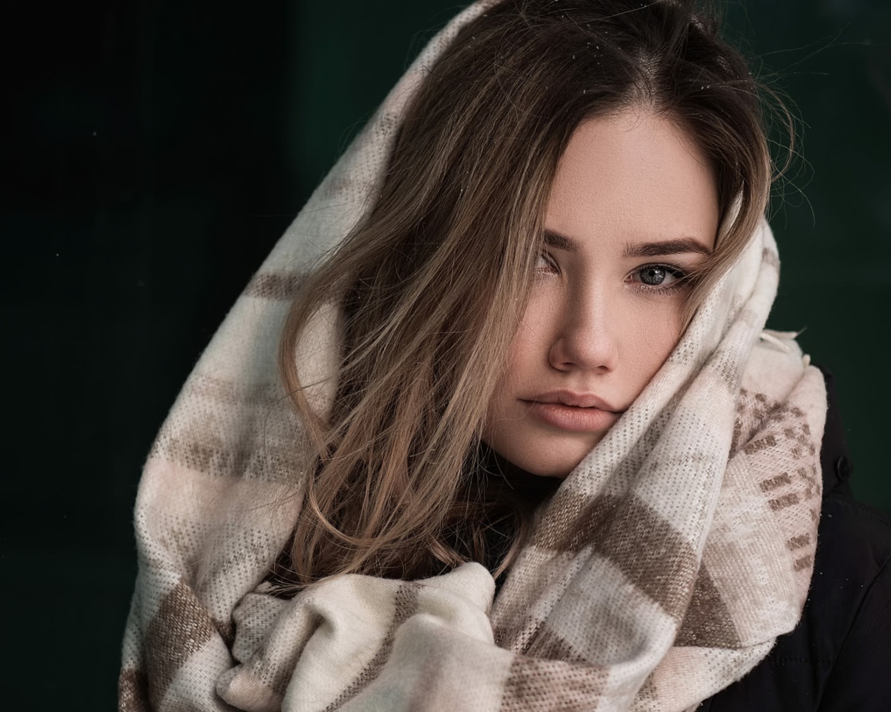 Девушка с волосами на лице в палантине