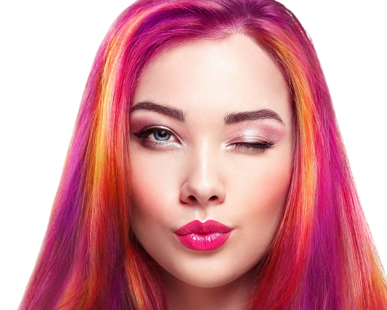 Девушка с розовыми волосами подмигивает глазом