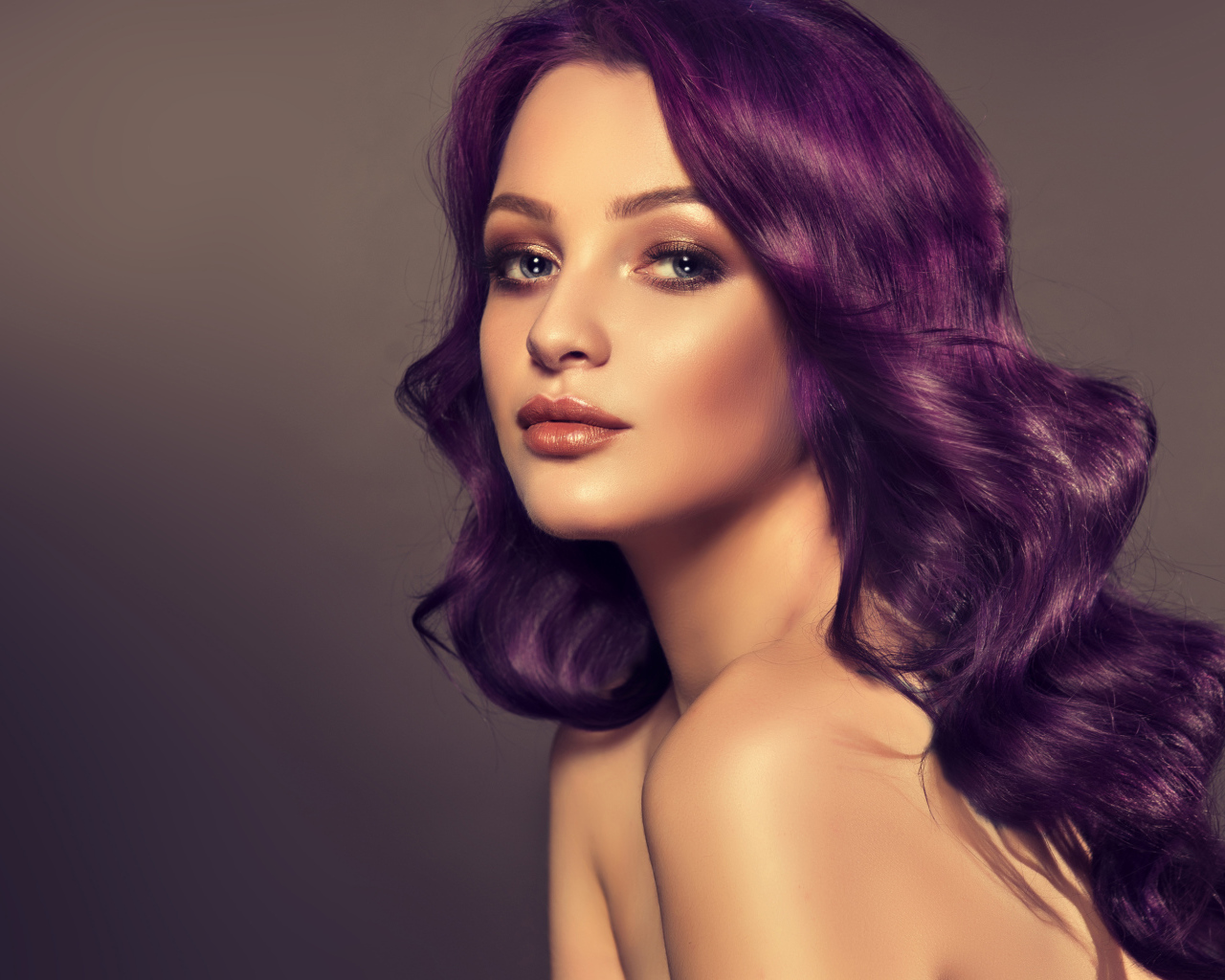 Девушка с фиолетовыми волосами на сером фоне