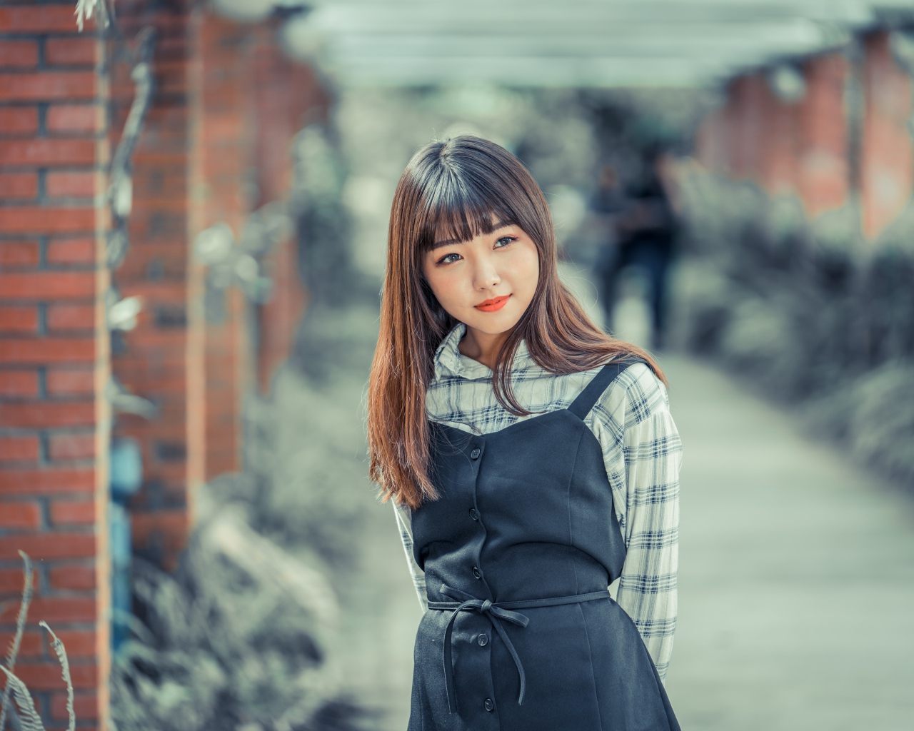 Молодая девушка азиатка в черном сарафане