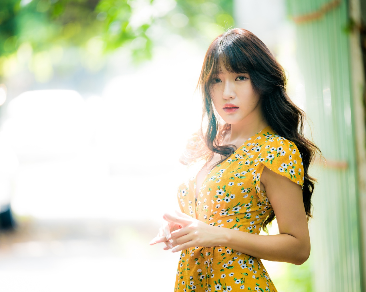 Молодая девушка азиатка в красивом платье 