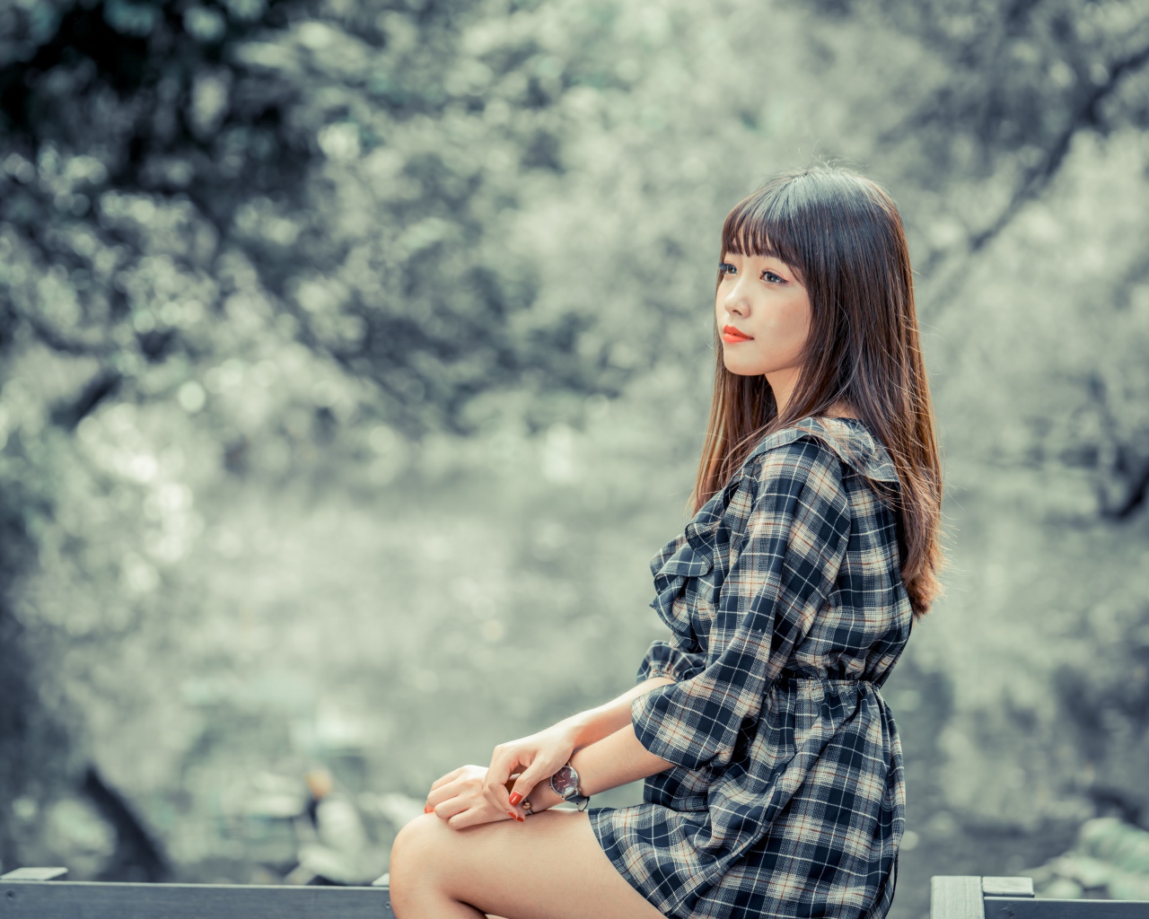 Молодая азиатка в платье в клетку