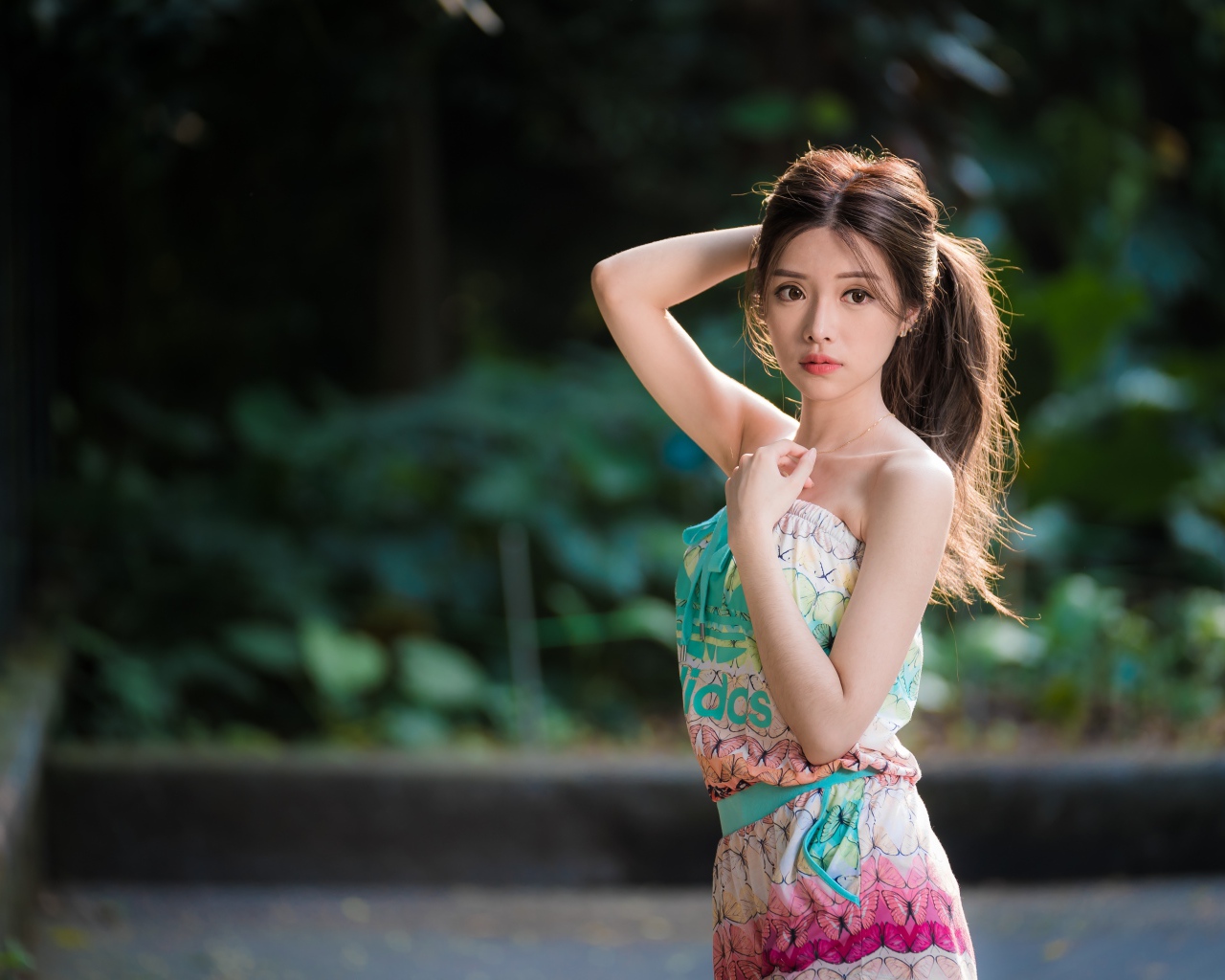 Молодая красивая девушка с рукой в волосах