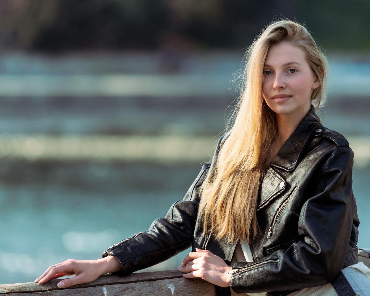 Молодая девушка в черной кожаной куртке 