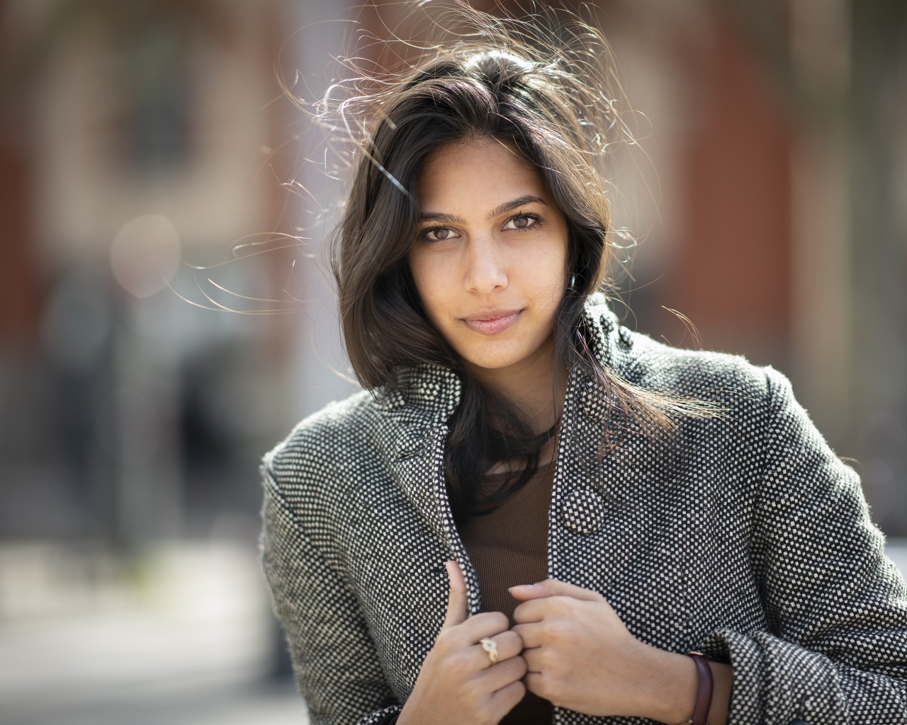 Молодая девушка в сером пальто 