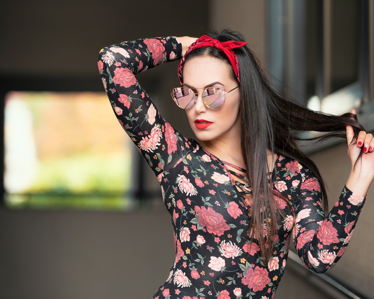 Молодая девушка в очках с платком в волосах 