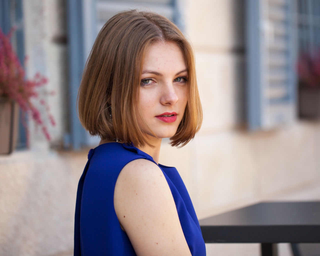 Молодая девушка с прической каре