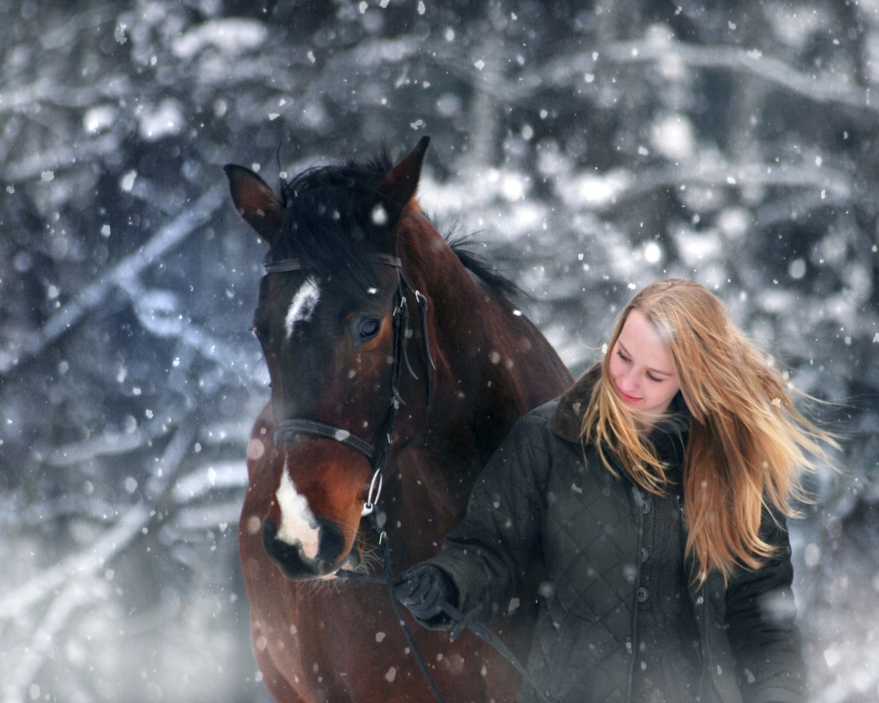 Молодая девушка с конем зимой 