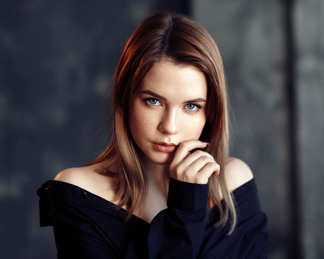 Молодая девушка с голубыми глазами в черной рубашке