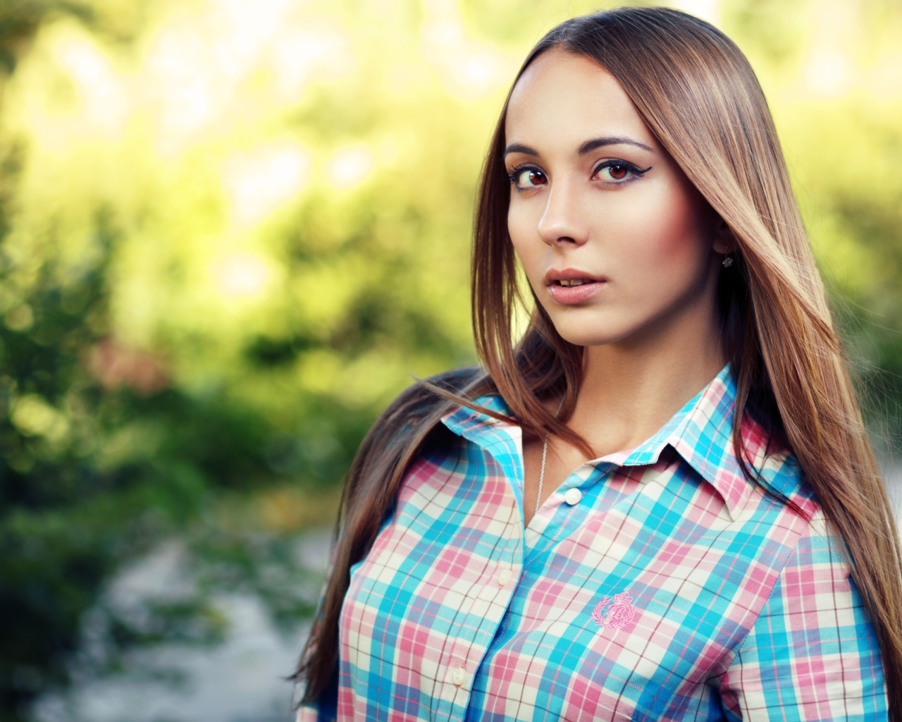 Молодая длинноволосая девушка в рубашке
