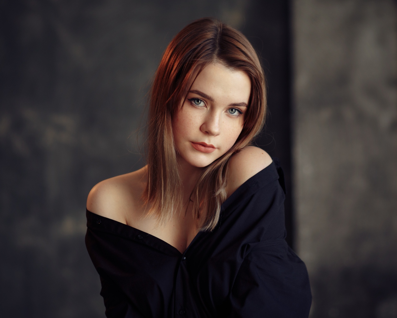 Молодая скромная девушка в черном наряде 