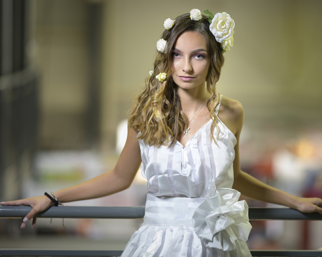 Красивая девушка в белом платье с цветами в волосах 