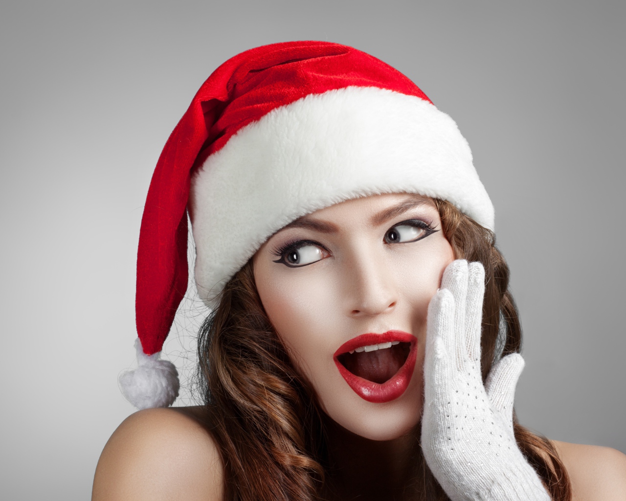 Удивленная снегурочка с рукой у лица