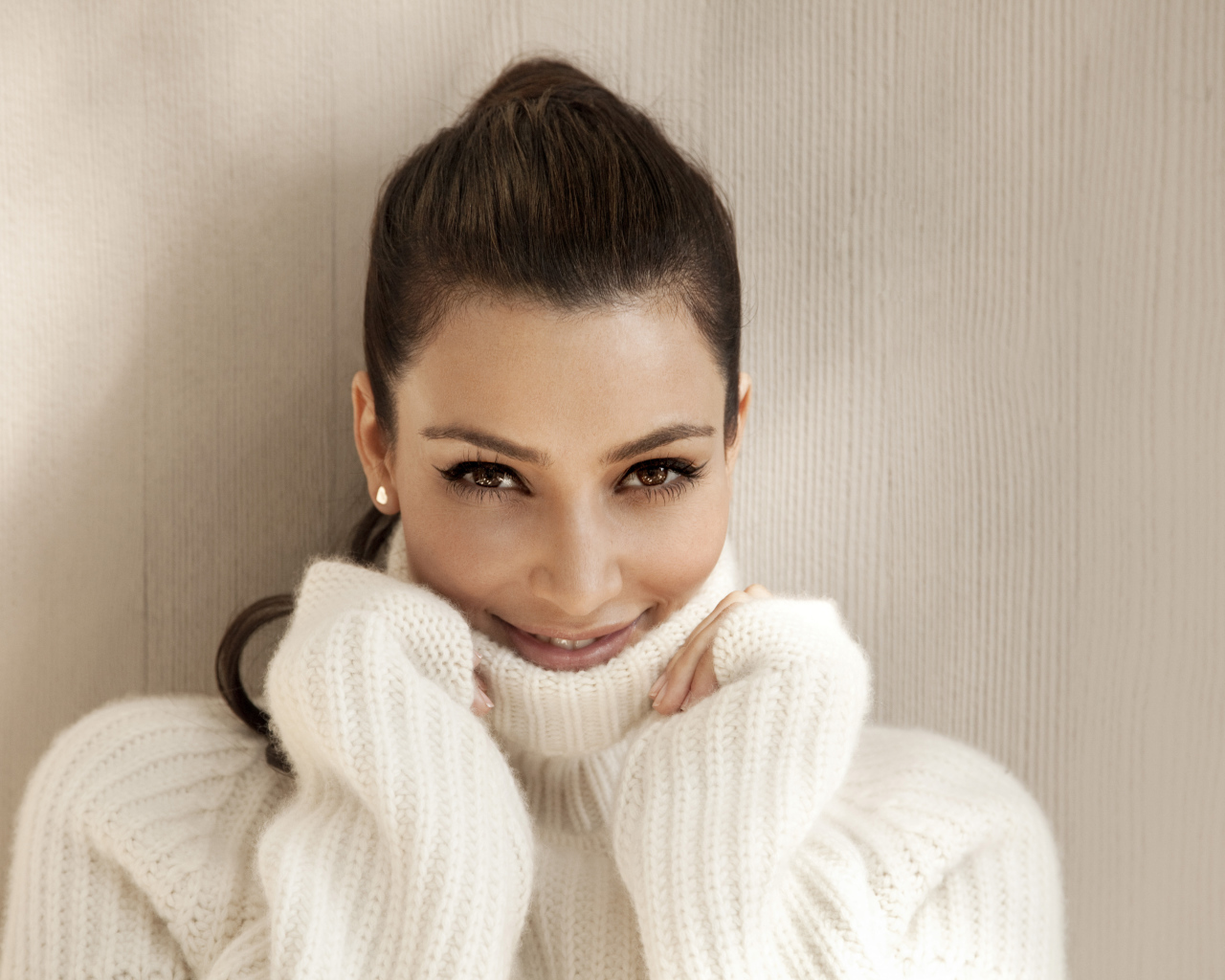 Актриса, фотомодель Ким Кардашьян в в белом свитере