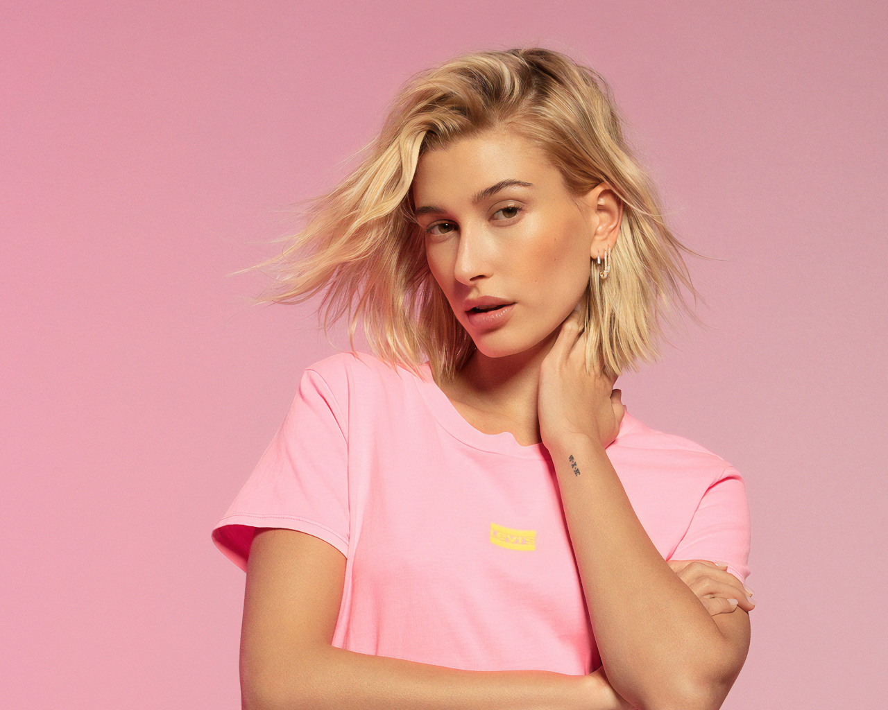 Красивая блондинка, модель Хейли Болдуин на розовом фоне