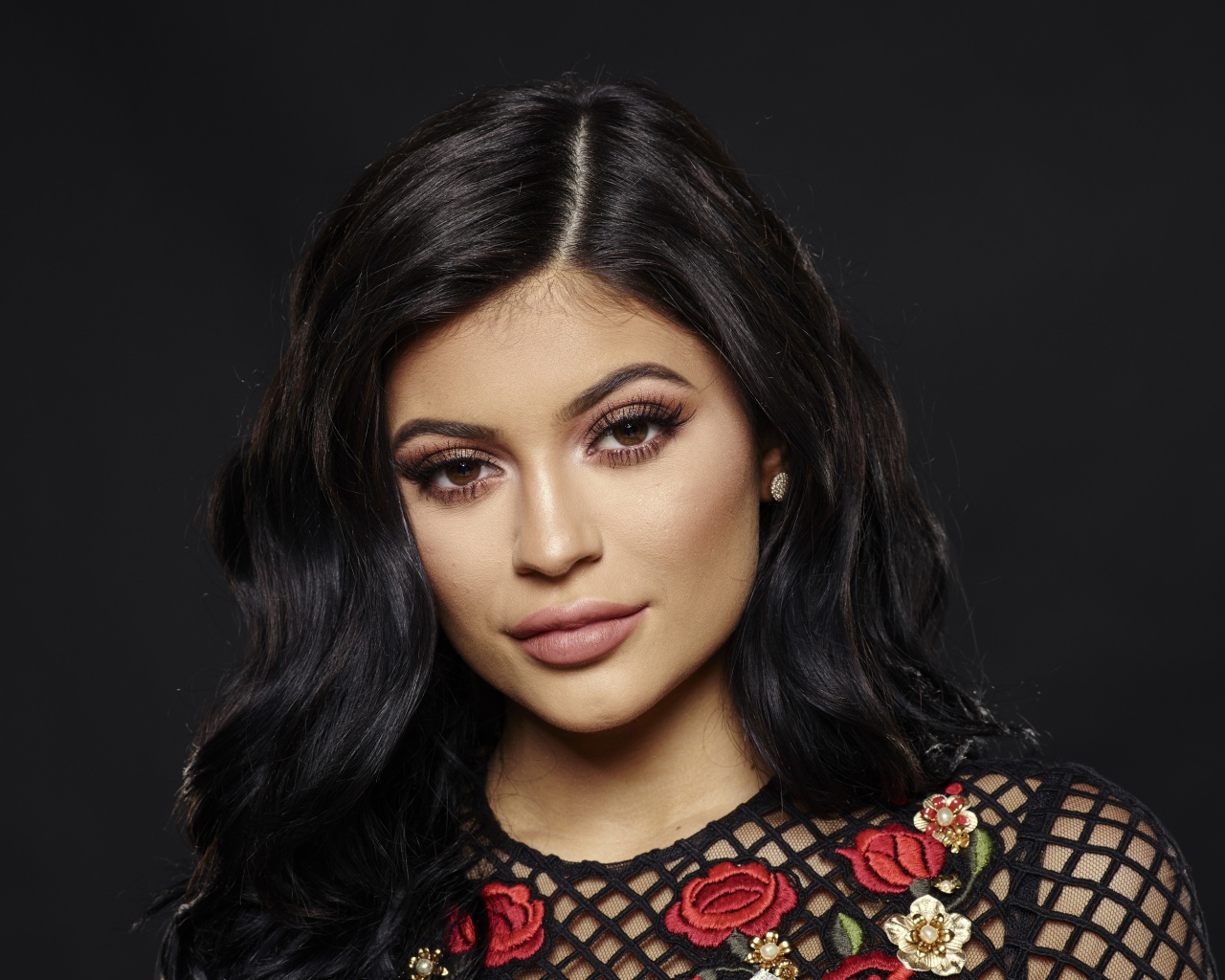 Красивая кареглазая брюнетка, модель Кайли Дженнер