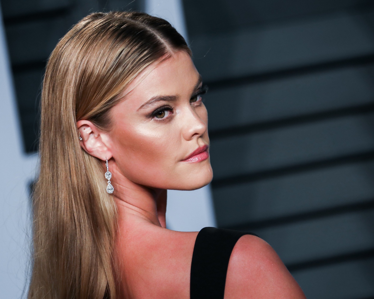 Красивая девушка модель Нина Агдал 