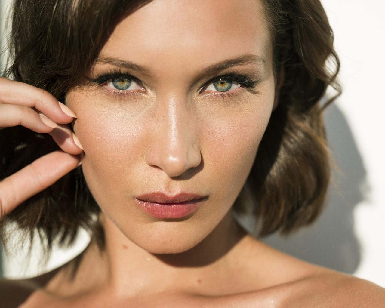 Красивая зеленоглазая девушка модель Белла Хадид