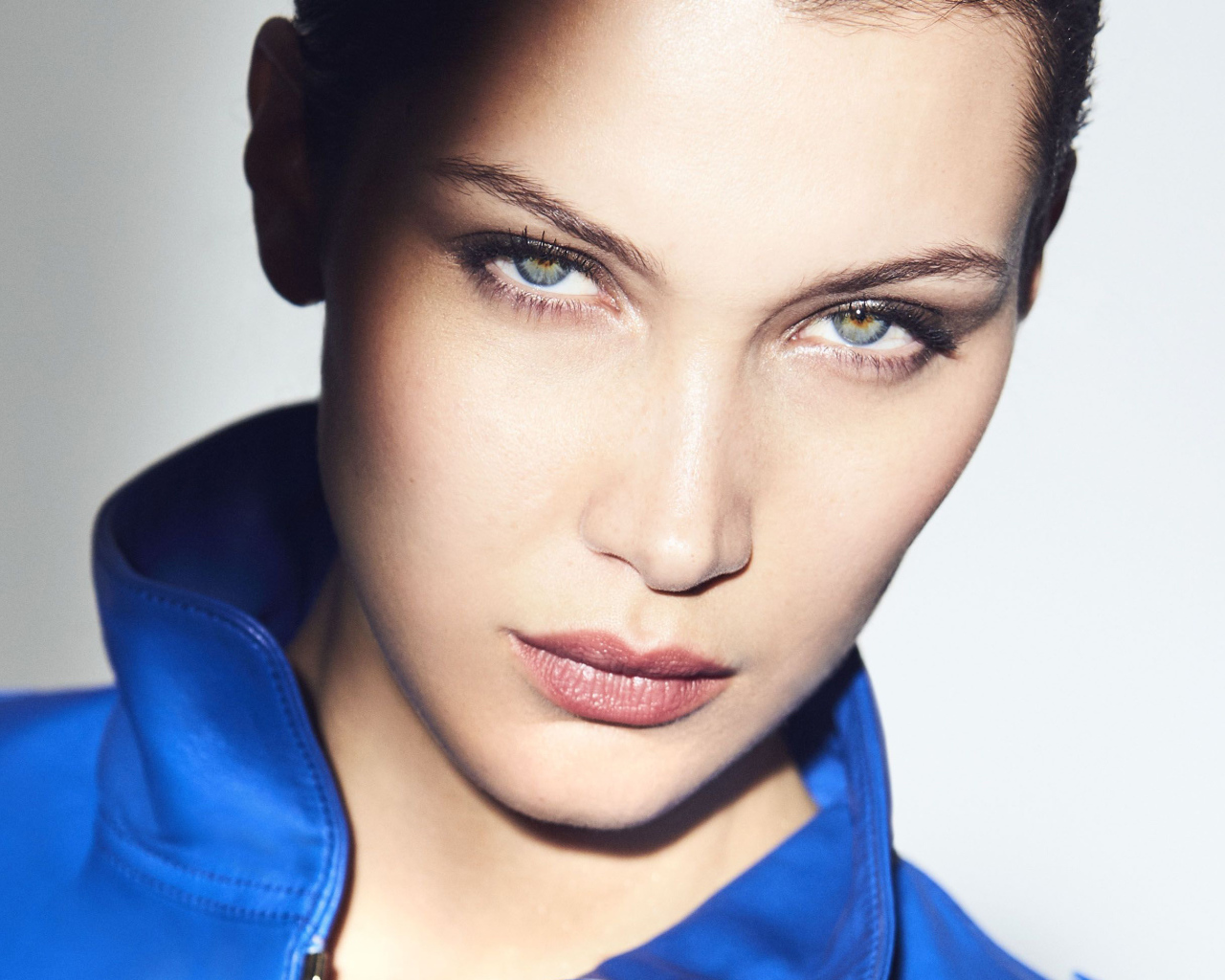 Красивый взгляд модели Белла Хадид