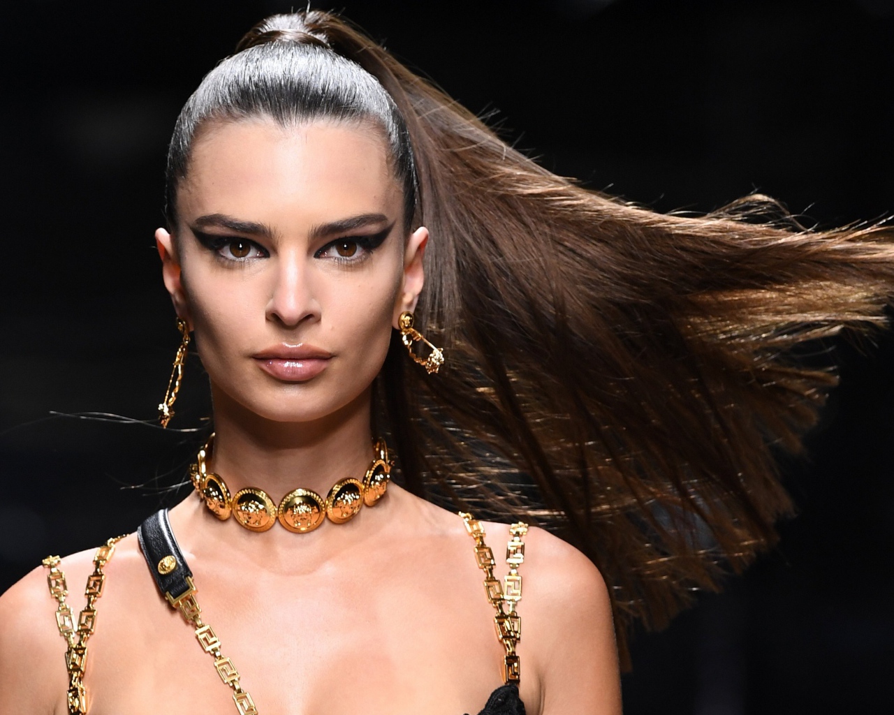 Красивая модель Эмили Ратаковски на показе мод