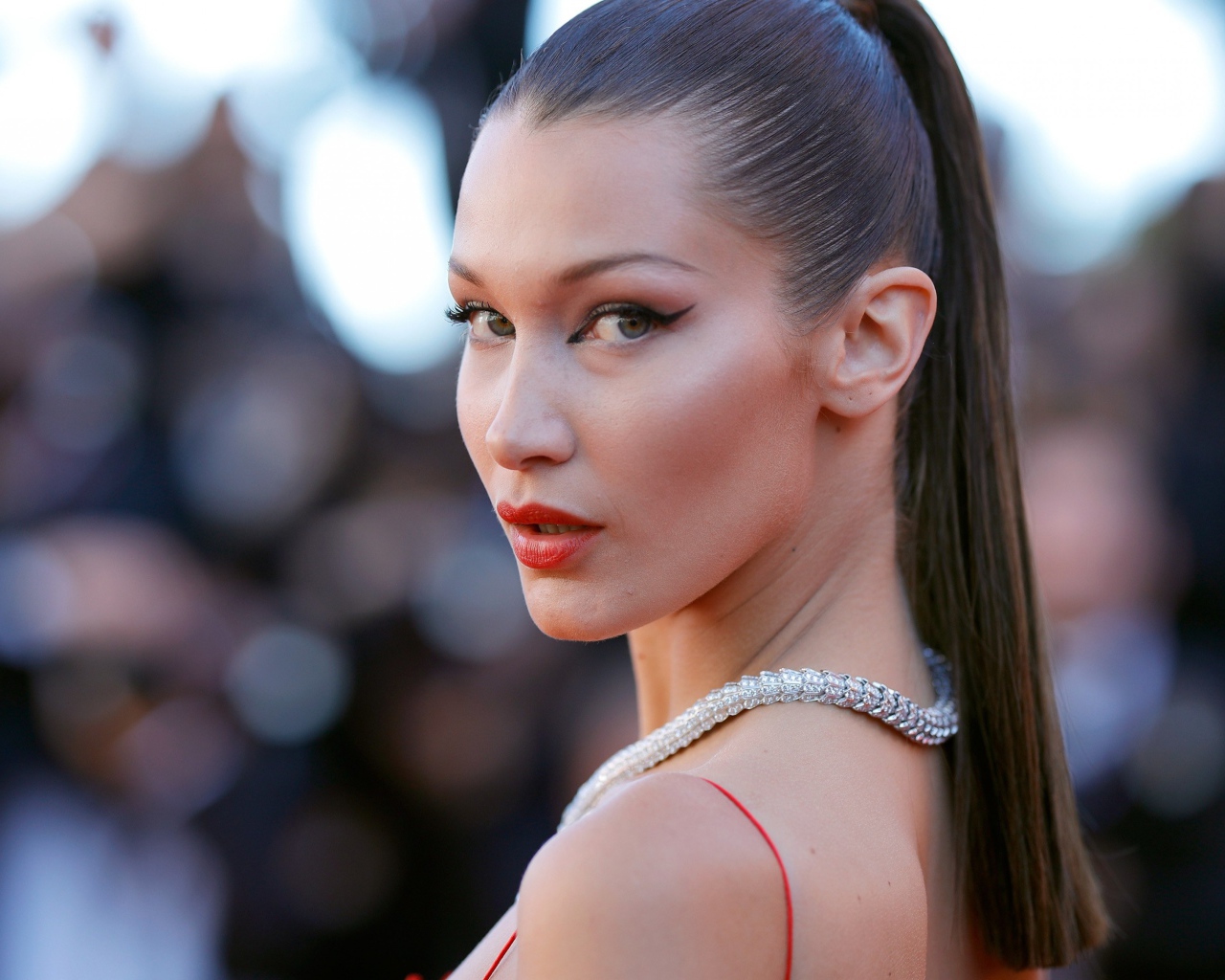 Красивые накрашенные глаза у модели Белла Хадид