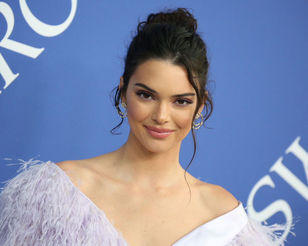 Красивая улыбающаяся модель Кендалл Дженнер 