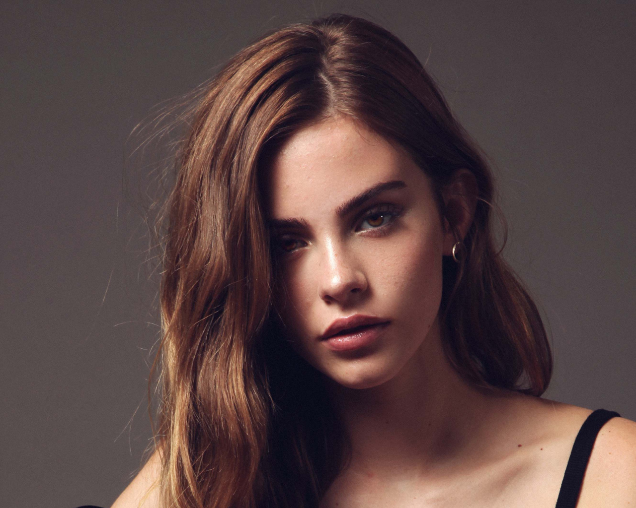 Красивая молодая девушка модель Бриджет Саттерли на сером фоне