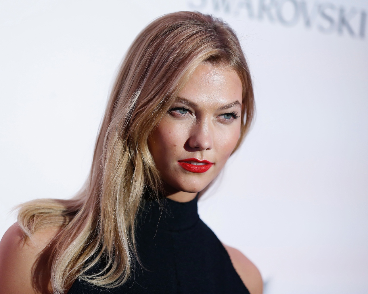 Яркая блондинка, модель Карли Клосс