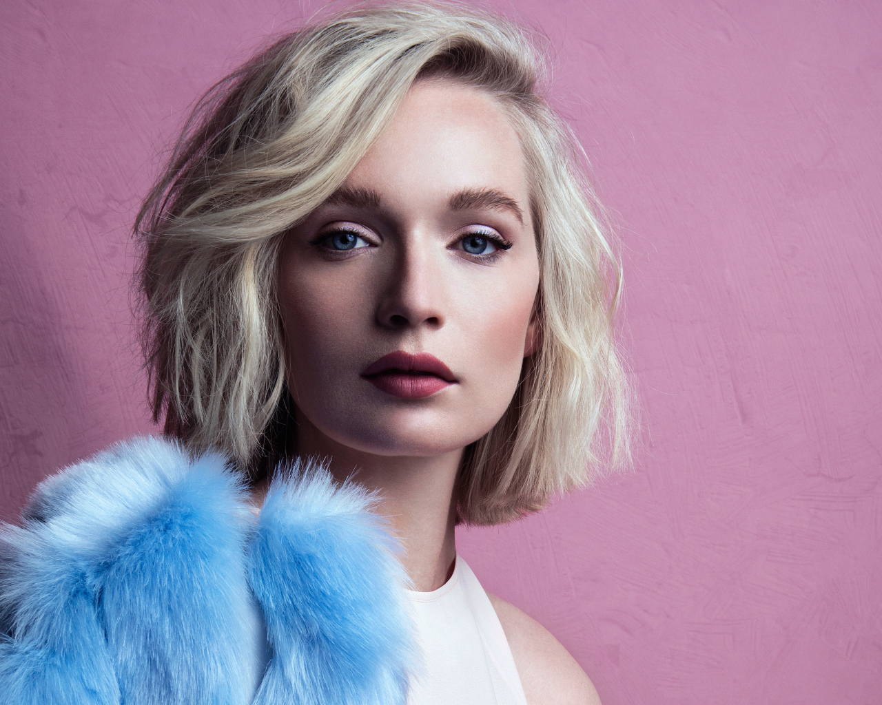 Ярка голубоглазая девушка модель на розовом фоне