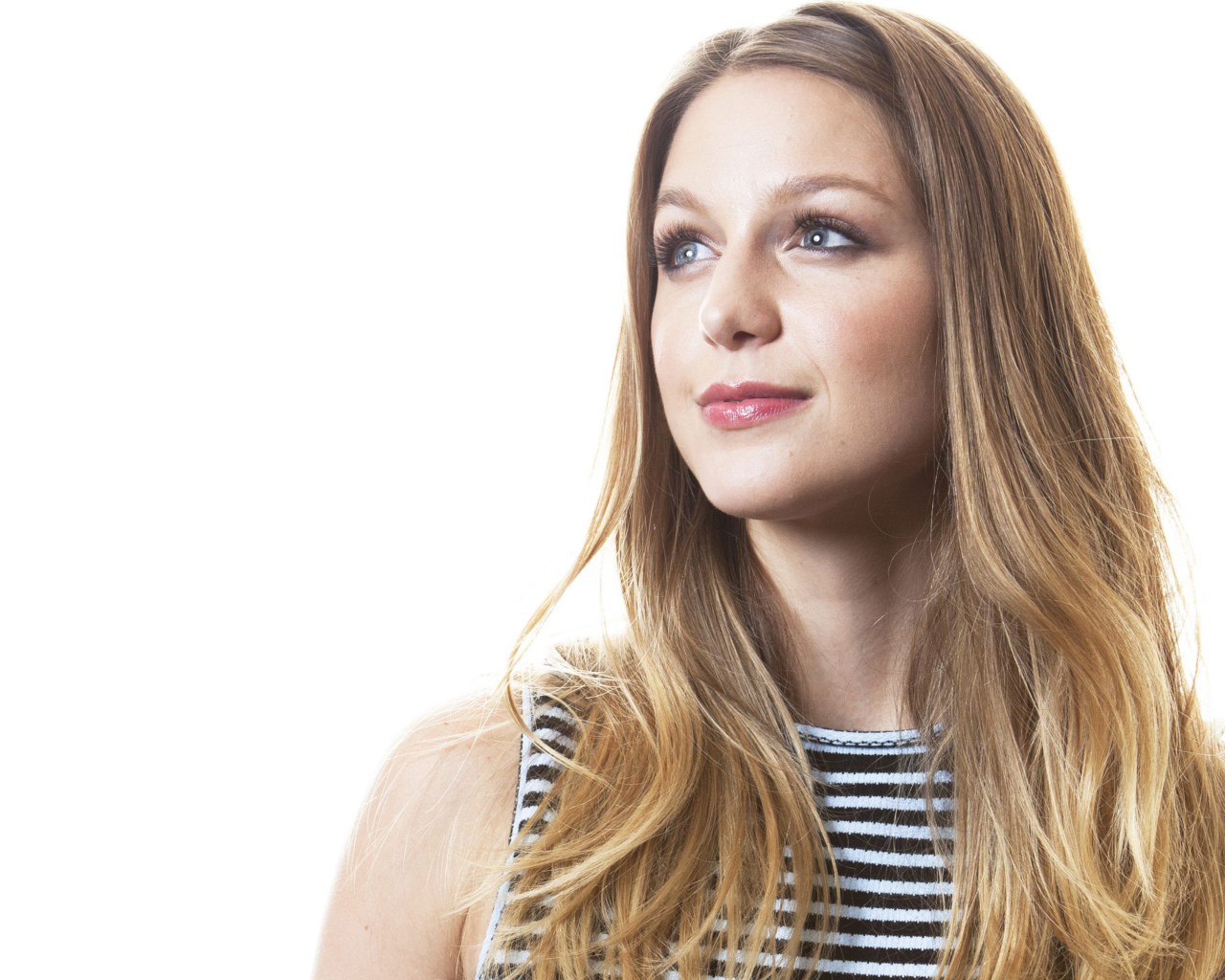 Милая девушка, американская модель Мелисса Бенойст на белом фоне