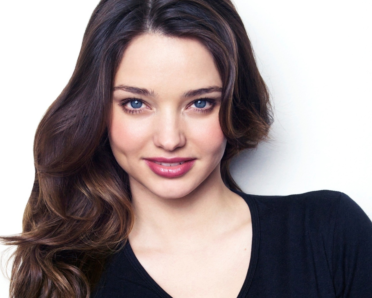 Нежная улыбающаяся голубоглазая девушка, модель Миранда Керр