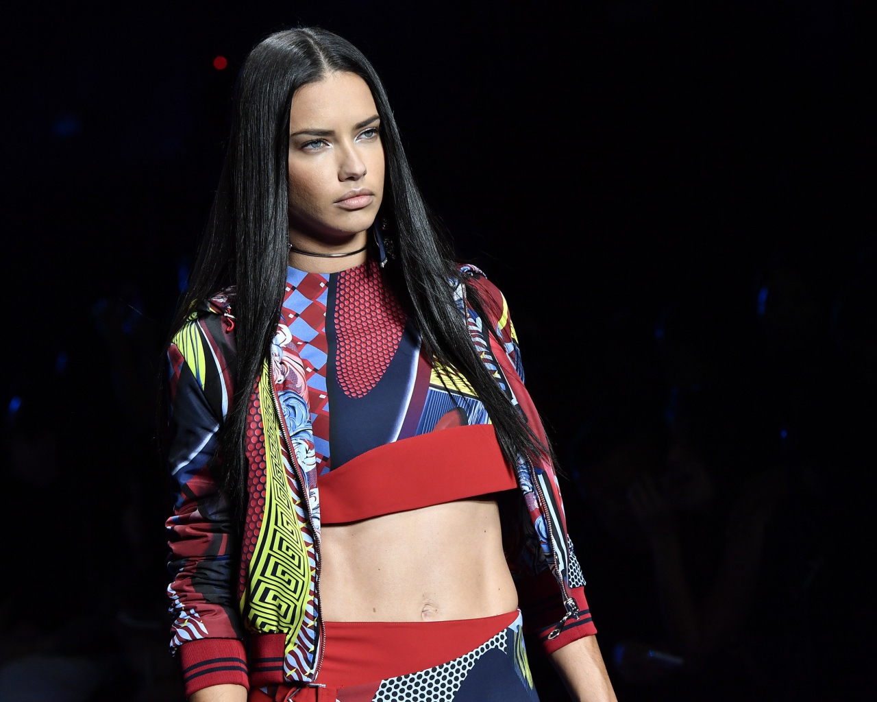 Длинноволосая брюнетка, модель Адриана Лима на подиуме