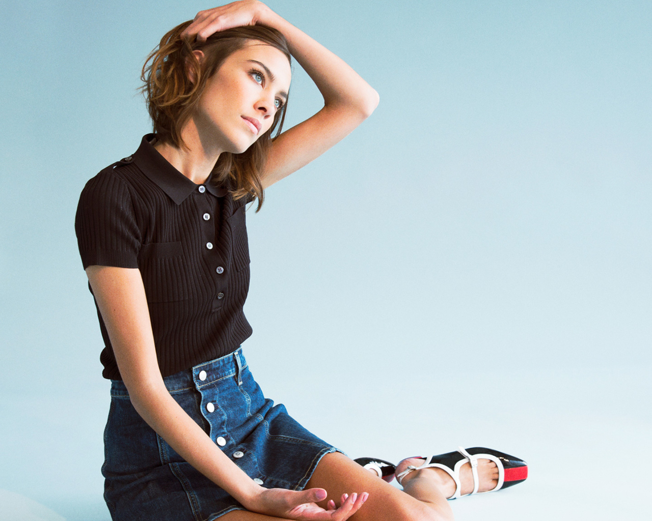 Модель Алекса Чанг сидит на голубом фоне