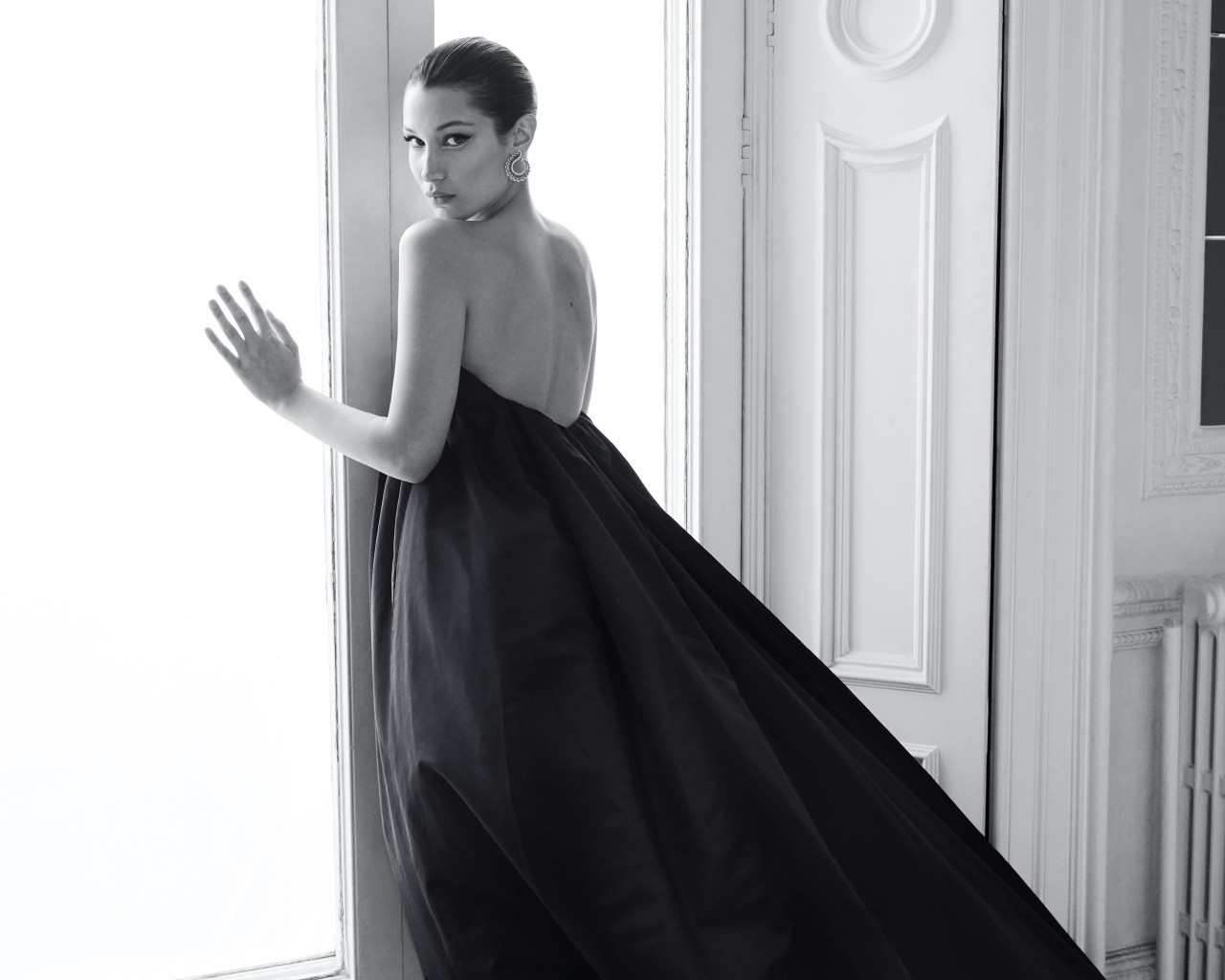 Модель Белла Хадид в черном платье у окна 